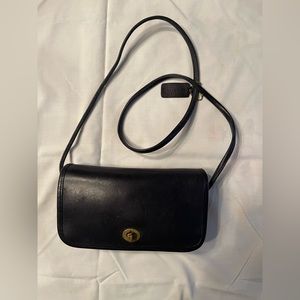 Small vintage coach shoulder bag in navy blue.